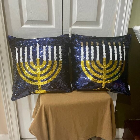 HANUKAH MENORAH SEQUIN PILLOWS FESTIVE LIGHTS 18x18 SET OF 2 EXCELLET CONDITION - Picture 4 of 16